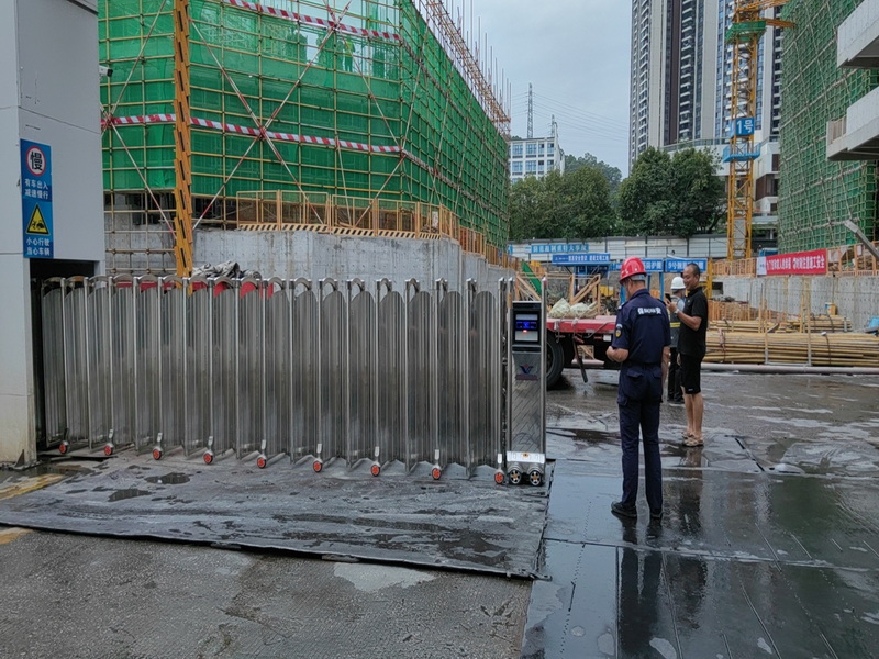 封板伸缩门_调整大小.jpg